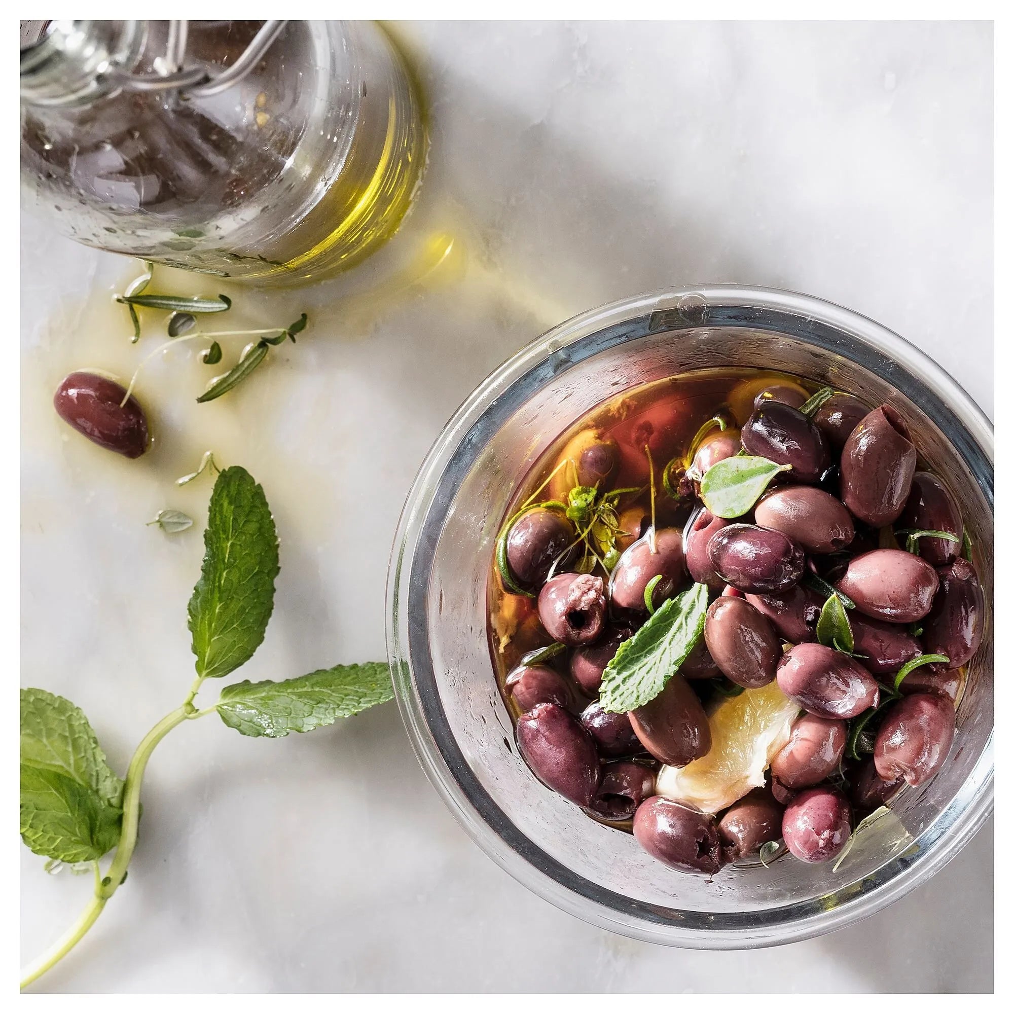 شمع معطر اسود بغطاء
