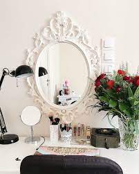 مراة كلاسك بيضاء زخرفة